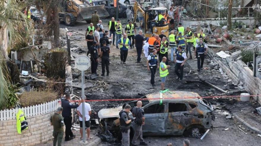 Equipos de emergencia israelíes en el lugar de un ataque de Hezbolá en Kiryat Bialik, en el norte de la Palestina ocupada, 22 de septiembre de 2024. (Foto: EFE)