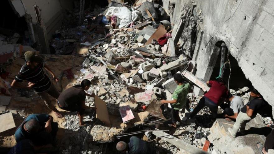 Palestinos inspeccionan los daños causados ​​por un ataque aéreo israelí en Beit Lahia, en el norte de Gaza, 20 de octubre de 2024. (Foto: AFP)
