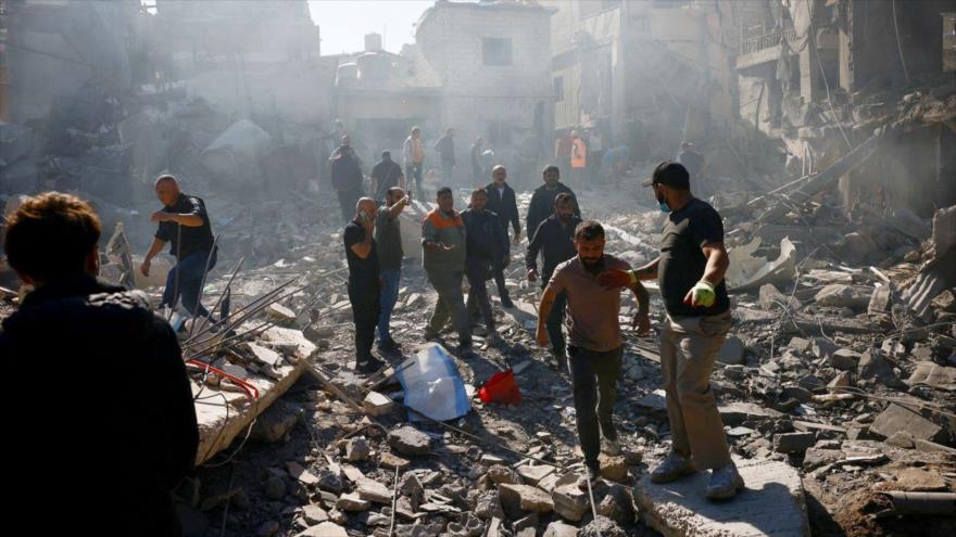 Equipos de rescate buscan supervivientes en el lugar de un ataque israelí cerca del hospital Rafiq Hariri en Beirut, capital del Líbano, 22 de octubre de 2024. (Foto: Reuters)