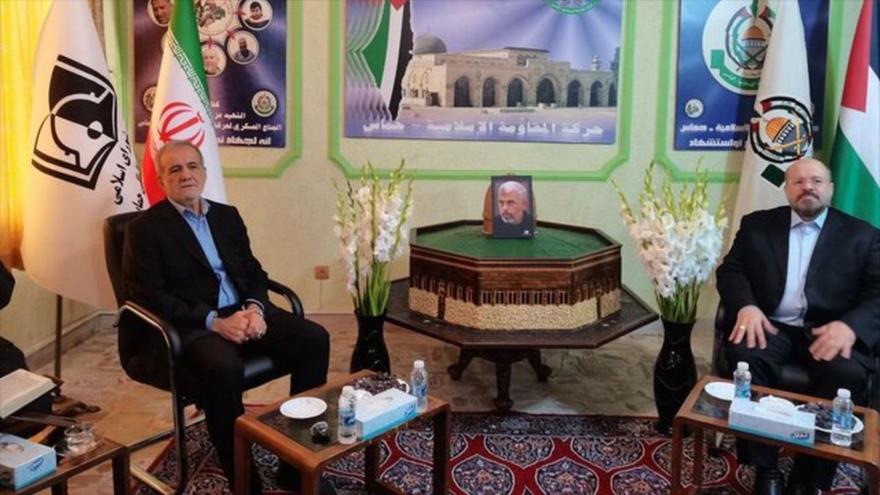 El presidente de Irán, Masud Pezeshkian (izda.), reunido con Jaled al-Qadumi, representante de HAMAS en Irán en la oficina del movimiento en Teherán, 22 de octubre de 2024.