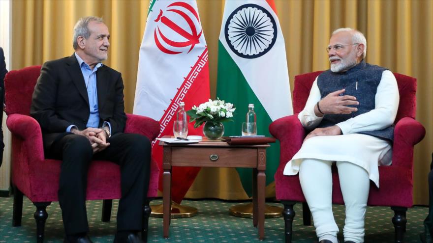 El presidente de Irán, Masud Pezeshkian (izda.), y el premier indio, Narendra Modi, se reúnen en la ciudad rusa de Kazán, 22 de octubre de 2024.