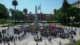 Trabajadores docentes y sanitarios argentinos protestan contra Milei