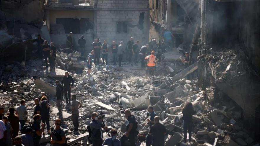 Equipos de rescate buscan sobrevivientes en el sitio de un bombardeo israelí cerca del Hospital Rafik Hariri en sur de Beirut, 22 de octubre de 2024. (Foto: Reuters)