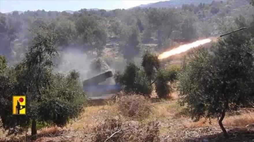 Lanzamiento de cohetes de Hezbolá contra territorios ocupados por Israel desde el sur del Líbano, el 6 de agosto de 2024. (Foto: Al-Manar)