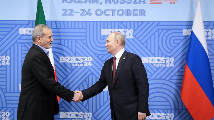 El presidente iraní, Masud Pezeshkian(izd.), y el presidente ruso, Vladímir Putin, al margen de la cumbre BRICS, Kazán, Rusia, 23 de octubre de 2024.