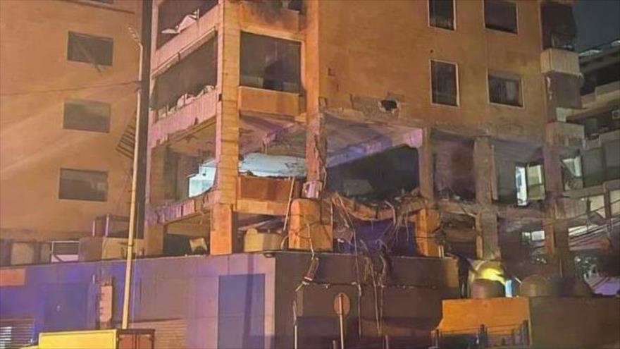 Al Mayadeen muestra la destrucción causada por un ataque israelí a su oficina televisora en Beirut, 23 de octubre de 2024