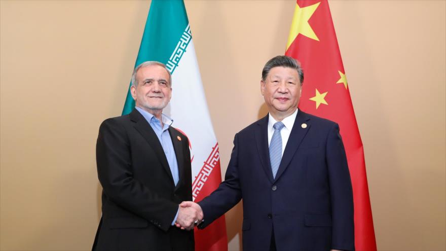 En la foto, el Presidente de Irán, Masud Pezeshkian (izqda), junto a su par de China, Xi Jinping.