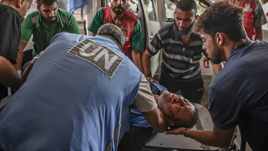 Trabajadores de las Naciones Unidas son llevados al Hospital Al-Nasser, después de resultar heridos en ataques israelíes en Khan Yunis, Gaza. 19 de octubre de 2023.