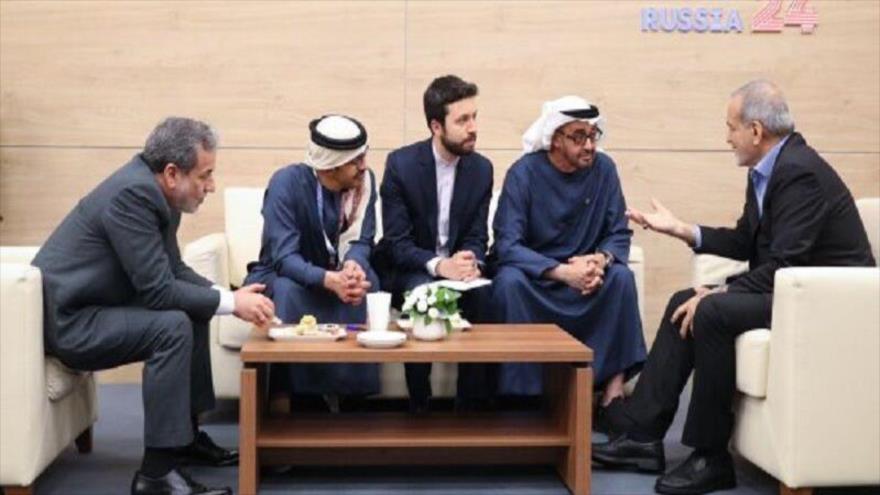 Presidente de Irán, Masud Pezeshkian (dcha.), y su par emiratí, Muhamed bin Zayed Al Nahyan, al margen de la cumbre de BRICS, Kazán, 23 de octubre de 2024.