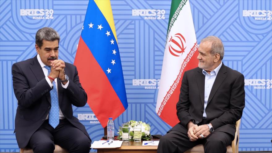 El encuentro del presidente de Irán, Masud Pezeshkian (decha.) y su par venezolano, Nicolás Maduro, 24 de octubre de 2024.