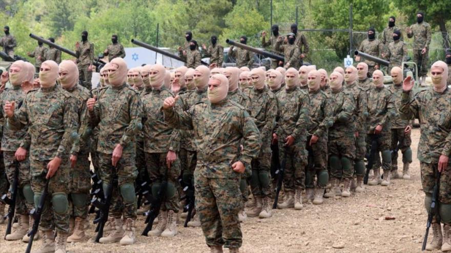 Los combatientes de Hezbolá realizan un ejercicio militar en el sur del Líbano.