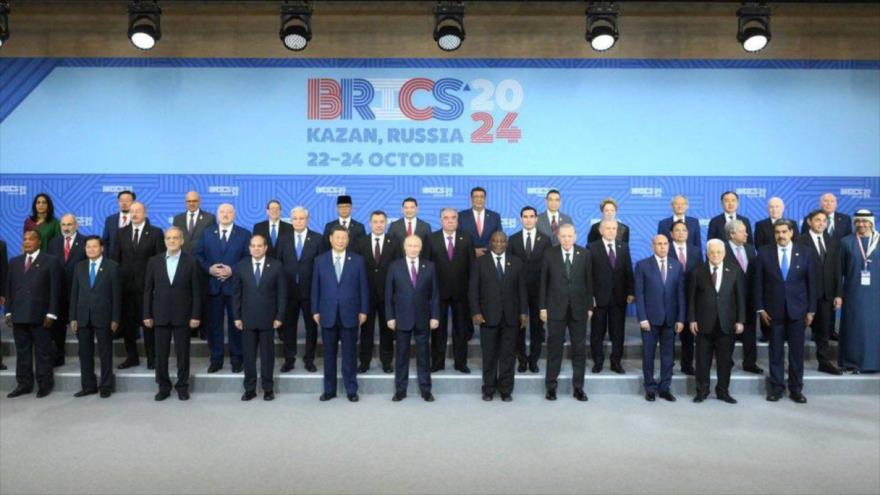  Líderes de 36 países posan juntos para una foto durante la cumbre BRICS (foto vía cuenta en X BRICS News)