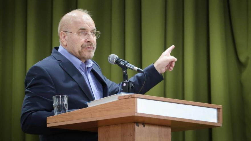 El presidente del Parlamento de Irán, Mohamad Baqer Qalibaf, en una reunión con los estudiantes basiyíes de las universidades de todo el país, 25 de octubre de 2024.