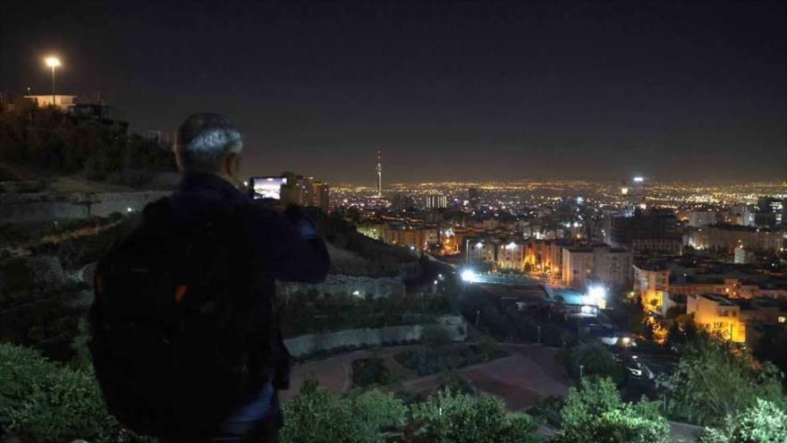 Un hombre filma vista de Teherán, capital iraní, tras repelido ataque del régimen sionista de Israel, 26 de octubre de 2024. (Foto: Reuters)