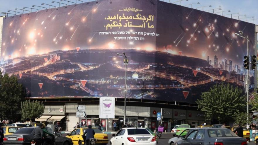 Imagen de la plaza Valiasr de Teherán, capital de Irán, que dice a Israel: si quieren guerra, somos expertos en la guerra.