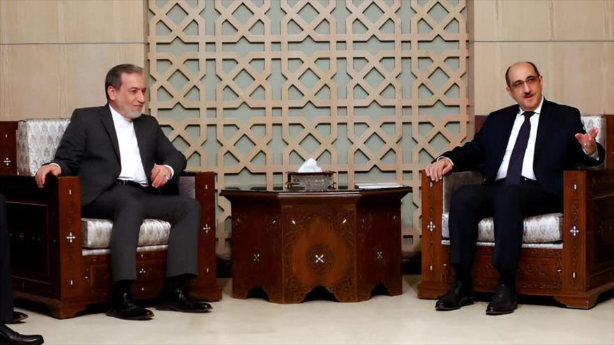 El canciller de Siria, Basam Sabaq (derecha), se reúne con su homólogo iraní, Abás Araqchi, en Damasco, 5 de octubre de 2024. (Foto: AFP)