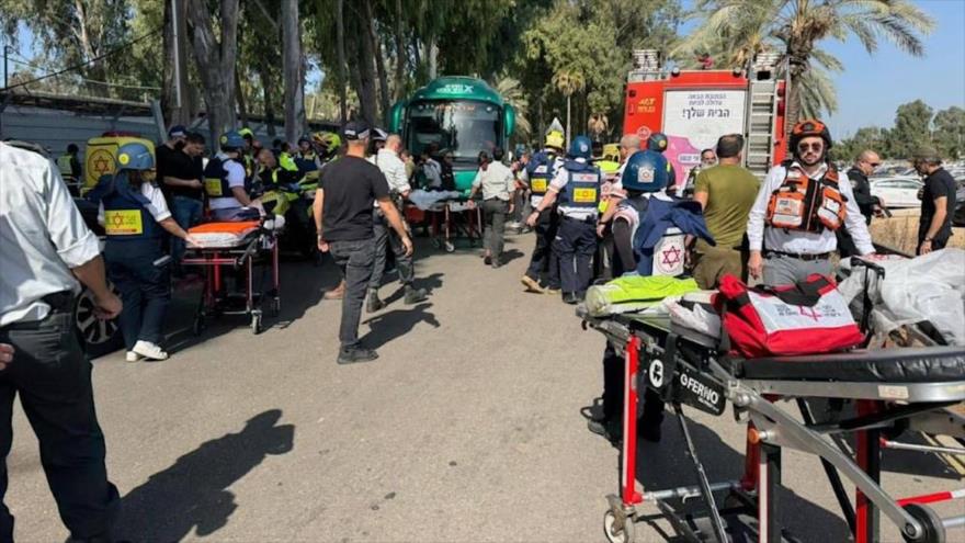 Paramédicos trasladan a los militares israelíes heridos en Tel Aviv.