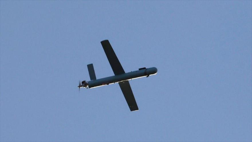 Un dron de Hezbolá fotografiado sobrevolando el norte de la Palestina ocupada, 24 de agosto de 2024. (Foto: AFP)