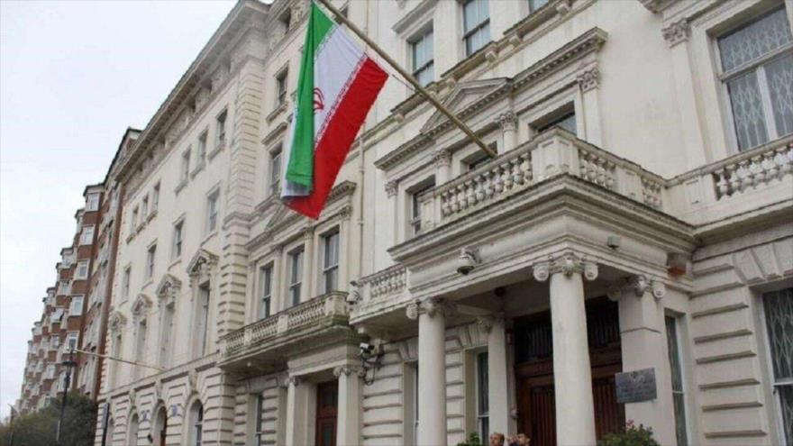 La bandera de la República Islámica de Irán iza en el edificio de la embajada de Irán en Londres.