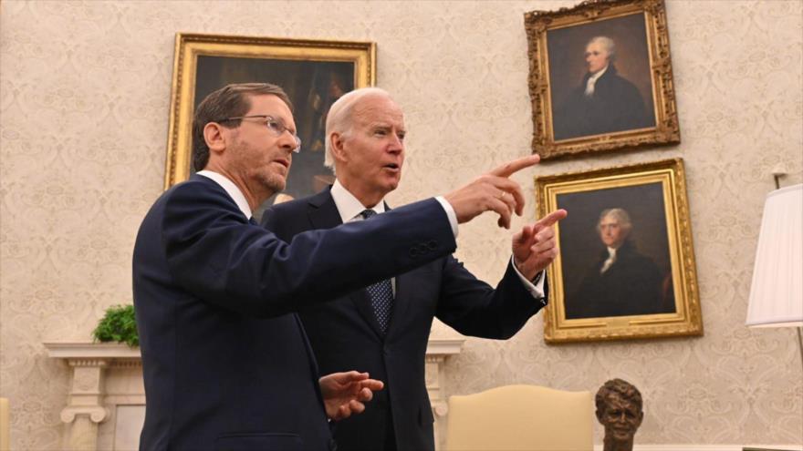 El presidente del régimen de Israel, Isaac Herzog (izda.), y su homólogo estadounidense, Joe Biden, en la Casa Blanca.