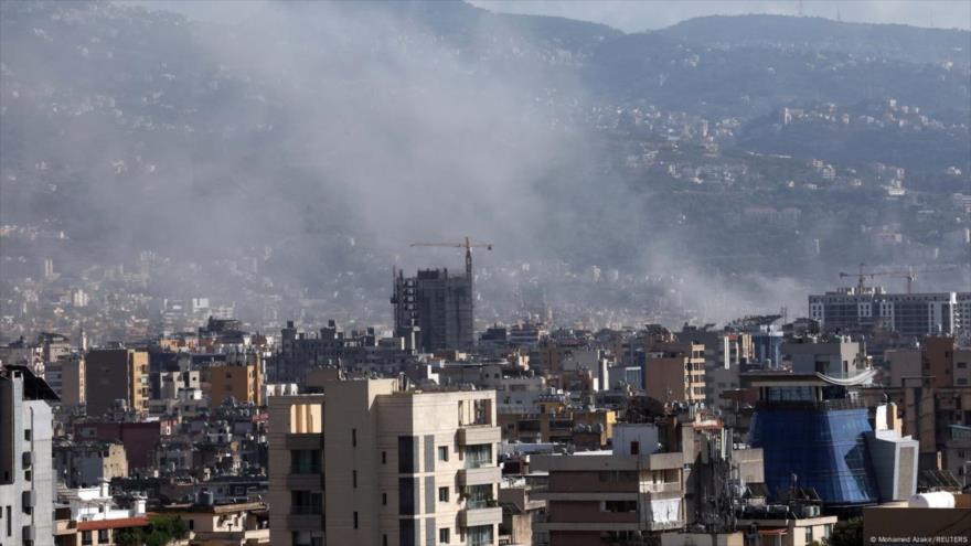 Humo se eleva desde un suburbio de Beirut, capital del Líbano, tras un bombardeo israelí.