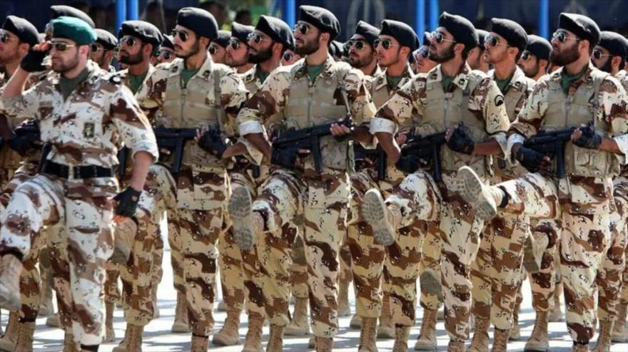 Las fuerzas especiales del Cuerpo de Guardianes de la Revolución Islámica de Irán realizan un desfile militar.