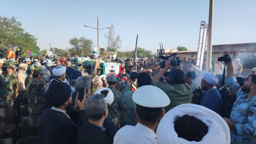 Iraníes participan en el funeral de dos mártires del ataque israelí en la ciudad de Mahshahr, en Juzestán, 28 de octubre de 2024.