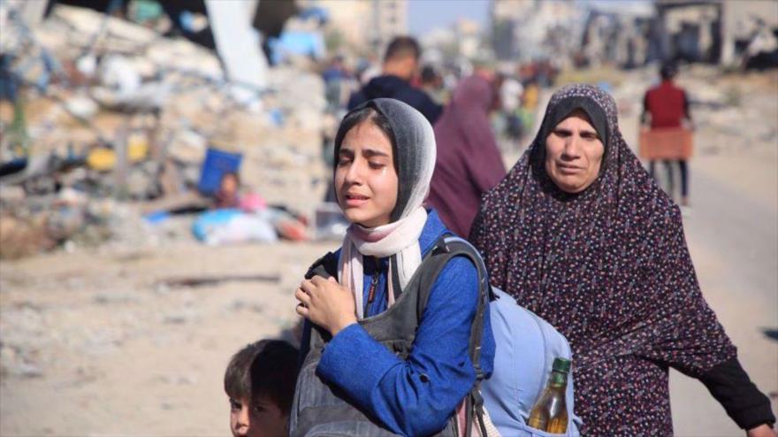 Palestinos desplazados por el régimen israelí en límites del campo de refugiados de Yabalia, norte de Gaza, el 22 de octubre de 2024. (Foto AFP)