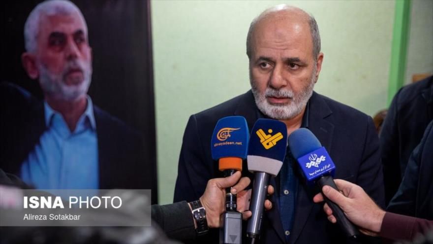 El secretario del Consejo Supremo de Seguridad Nacional de Irán habla con la prensa durante su visita a la oficina de HAMAS en Teherán, 28 de octubre de 2024. (Foto: ISNA)