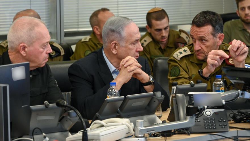 De (izda. a decha): el ministro de asuntos militares, Yoav Gallant, el premier, Benjamín Netanyahu, y el jefe del estado mayor de Israel, Herzi Halevi.