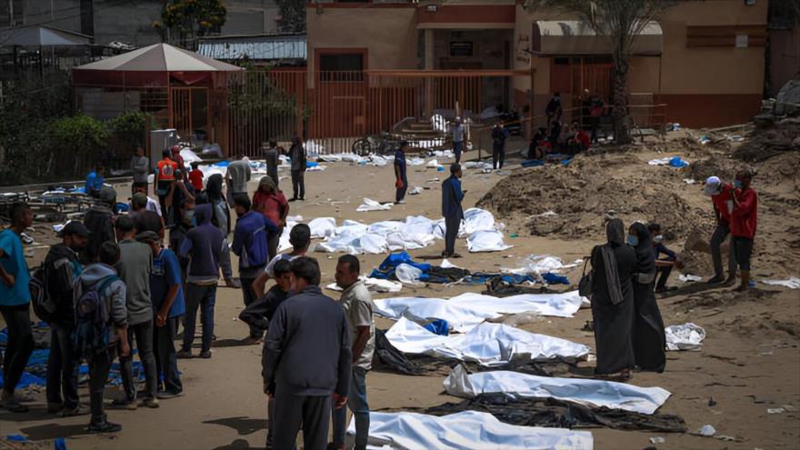 Personas y trabajadores de la salud desentierran cuerpos encontrados en el hospital Al-Nasser de Jan Yunis, en el sur de la Franja de Gaza, 23 abril de 2024. (Foto: Getty Images)