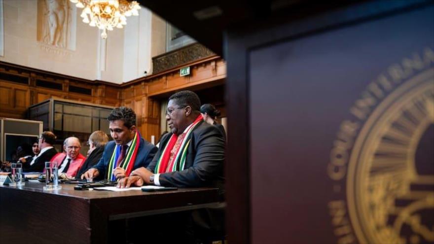 Los representantes legales de Sudáfrica en el Tribunal Internacional de Justicia (CIJ), con la sede en La Haya. (Foto: EFE)