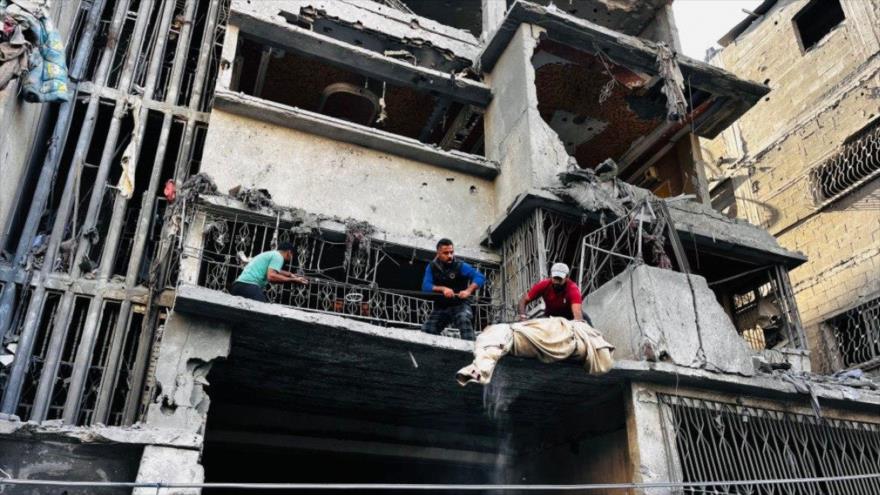 Un ataque aéreo israelí contra un edificio de cinco pisos en Beit Lahia, en el norte de Gaza, 29 de octubre de 2024. (Foto: AFP)