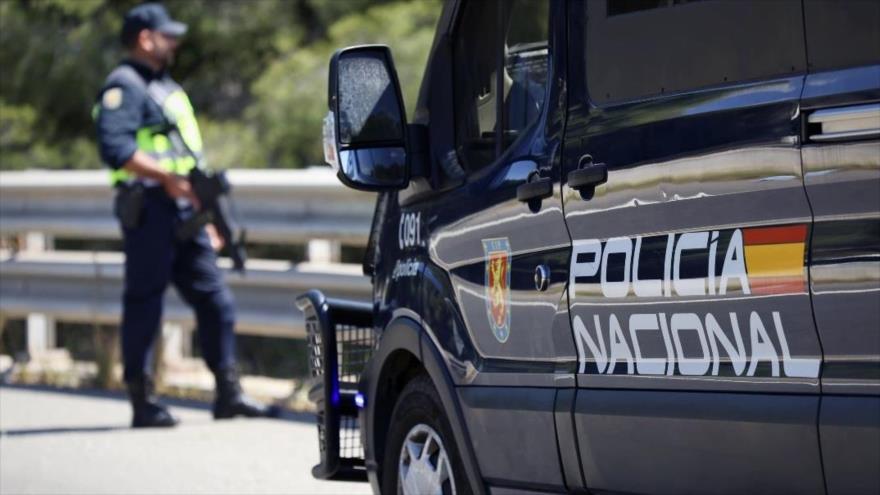 Un vehículo militar y un uniformado de la Policía Nacional de España. (Foto: @inetriorgob)