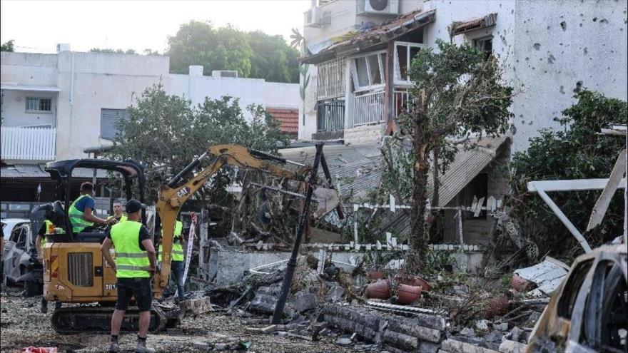 Una excavadora limpia escombros de una casa en Haifa, tras un ataque del Hezbolá de El Líbano, 22 de septiembre de 2024. (Foto: Afp)