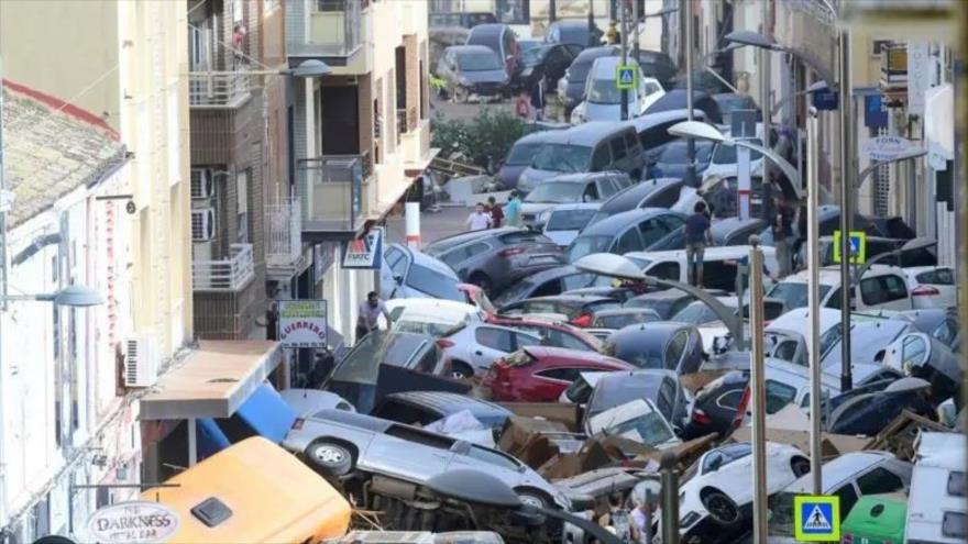 Una fila de coches apilados después del paso de los torrentes de agua causados por la DANA (foto: Getty Images)