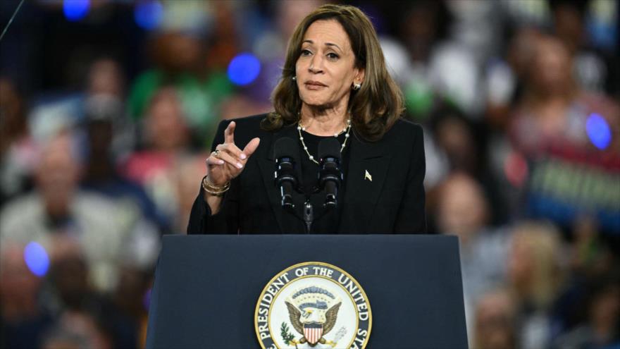 La vicepresidenta estadounidense y candidata presidencial demócrata, Kamala Harris, habla durante un mitin en Pensilvania, 30 de octubre de 2024.