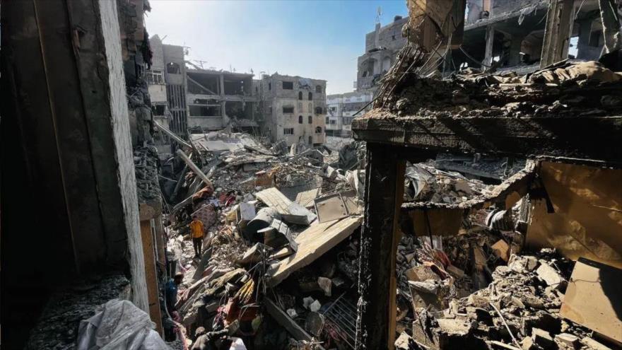 Palestinos buscan entre los escombros de un edificio tras ataque israelí en Beit Lahia, norte de la Franja de Gaza, 29 de octubre de 2024. (Foto: AFP)