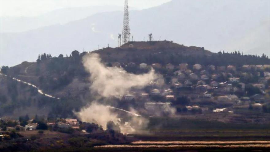 Se vio humo saliendo de la ciudad israelí de Metula luego de un ataque con cohetes de Hezbolá, 31 de octubre de 2024.
