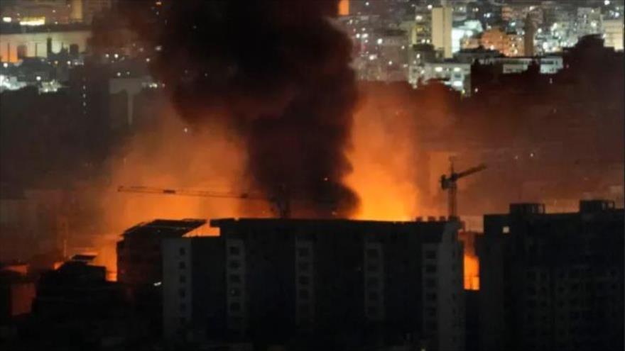 Llamas y humo se elevan tras los ataques aéreos israelíes en el suburbio sur de Beirut, capital del Líbano,1 de noviembre de 24. (Foto: AP)