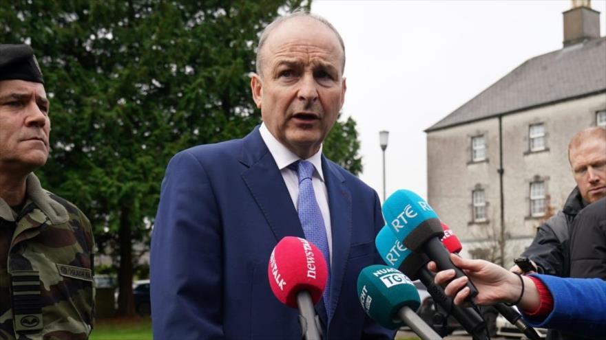 El ministro de Asuntos Exteriores y de Defensa de Irlanda, Micheal Martin hablan con los medios en Athlone, 31 de octubre de 2024.