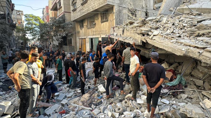 Palestinos inspeccionan los daños tras un ataque aéreo israelí en Beit Lahia, en el norte de la Franja de Gaza. (Foto: AFP)