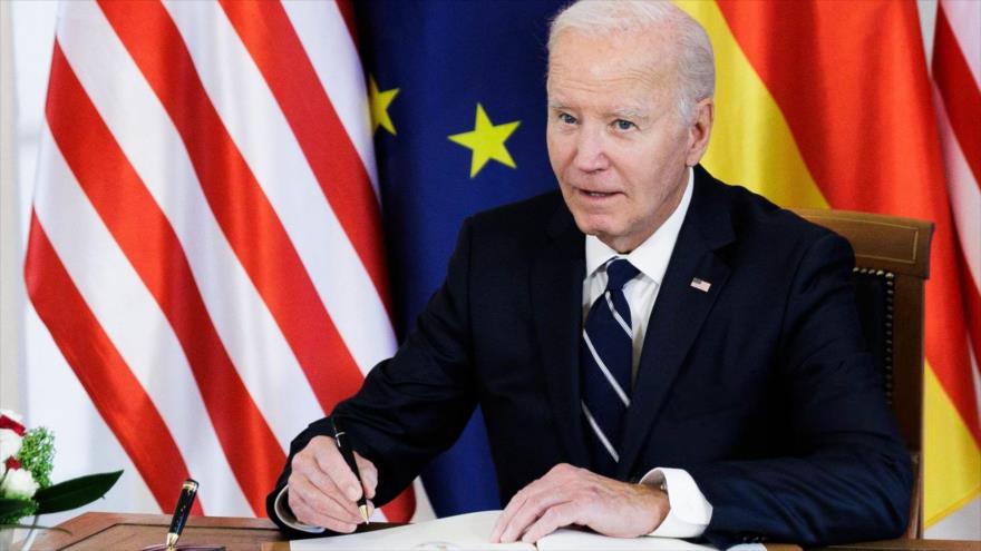 El presidente de Estados Unidos, Joe Biden, firma el libro de visitas honorarias en el Palacio Bellevue, en Berlín, 18 de octubre de 2024.