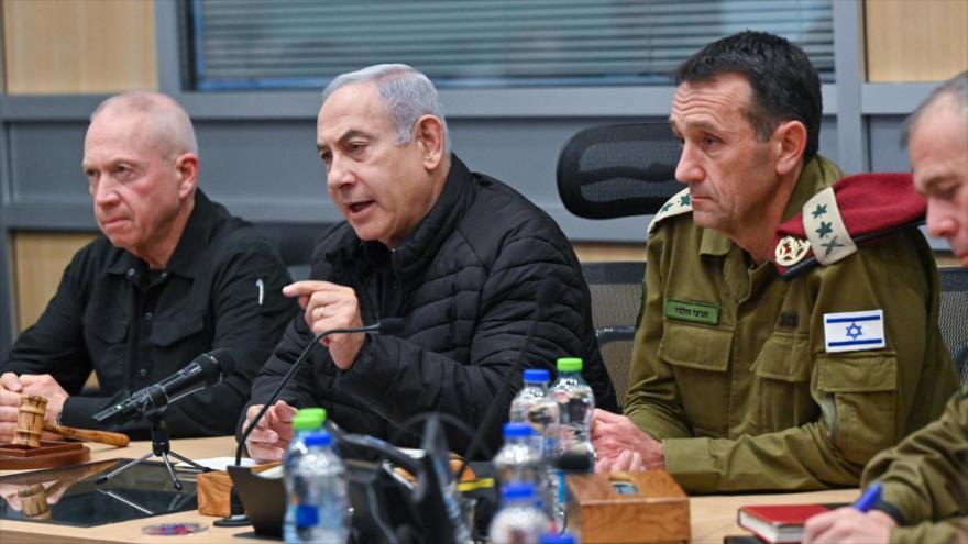 El ministro de asuntos militares de Israel, Yoav Gallant, (izq.) el premier, Benjamín Netanyahu, (c) y el jefe del estado mayor del ejército sionista, Herzi Halevi, 23 de octubre de 2023.