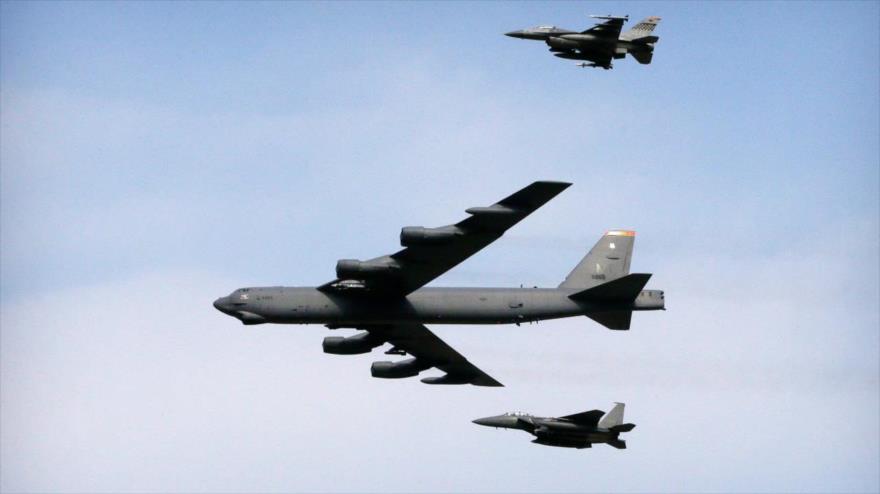 Un bombardero B-52 de la Fuerza Aérea de Estados Unidos sobrevuela la base aérea de Osan en Pyeongtaek, Corea del Sur.