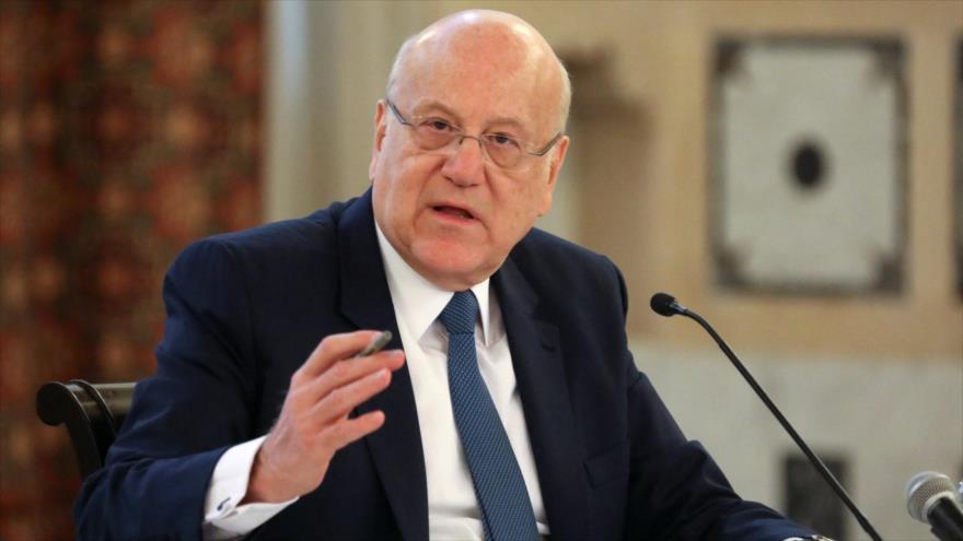 El primer ministro del Líbano, Najib Mikati, habla en un mitin.