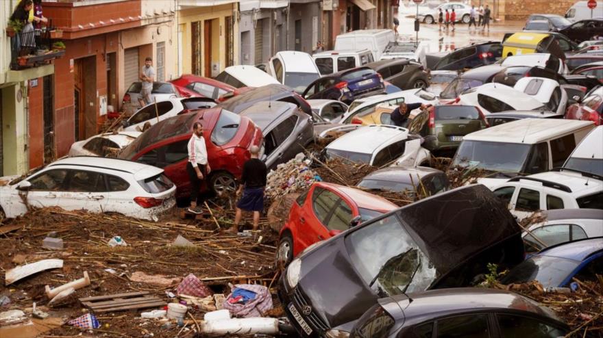 El paso de DANA dejó autos apilados y destruidos en Valencia, 31 de octubre de 2024. (Foto: AP)