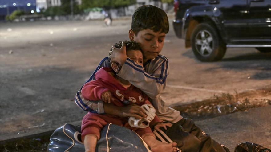 Libaneses niños huyen del barrio de Dahiya debido a los intensos ataques aéreos israelíes y permanecen en las calles de Beirut, Líbano, 3 de octubre de 2024.