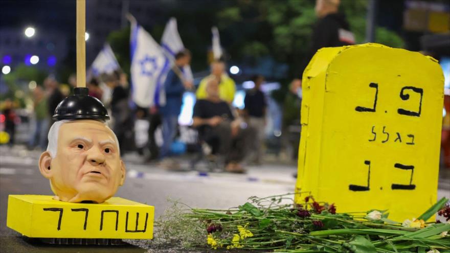 Una máscara que representa a Benjamín Netanyahu en una protesta frente al ministerio de asuntos militares de Israel en Tel Aviv, 2 de noviembre de 2024.