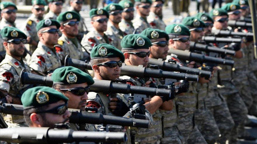 Miembros de las Fuerzas Armadas de Irán realizan un desfile militar en Teherán.